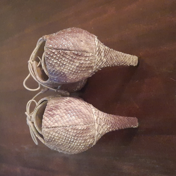 Stuart Weitzman Gold Peep-Toe Shoes, Metallic Snake-skin Leather, Size 6.5M - Picture 3 of 5